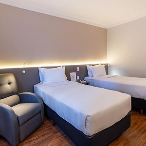 Deluxe Twin 2 Single Beds
